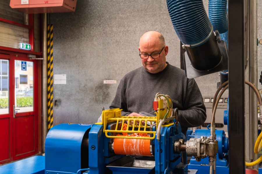 Polycomp specialist working quickly on a compound mill